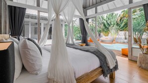 Un dormitorio con cama con dosel, ventanas amplias y vista a una piscina al aire libre.