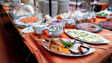 Free daily buffet breakfast