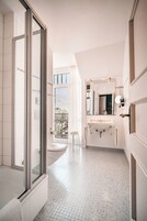 Quarto casal conforto | Banheiro | Chuveiro, secador de cabelo, roupões de banho, chinelos