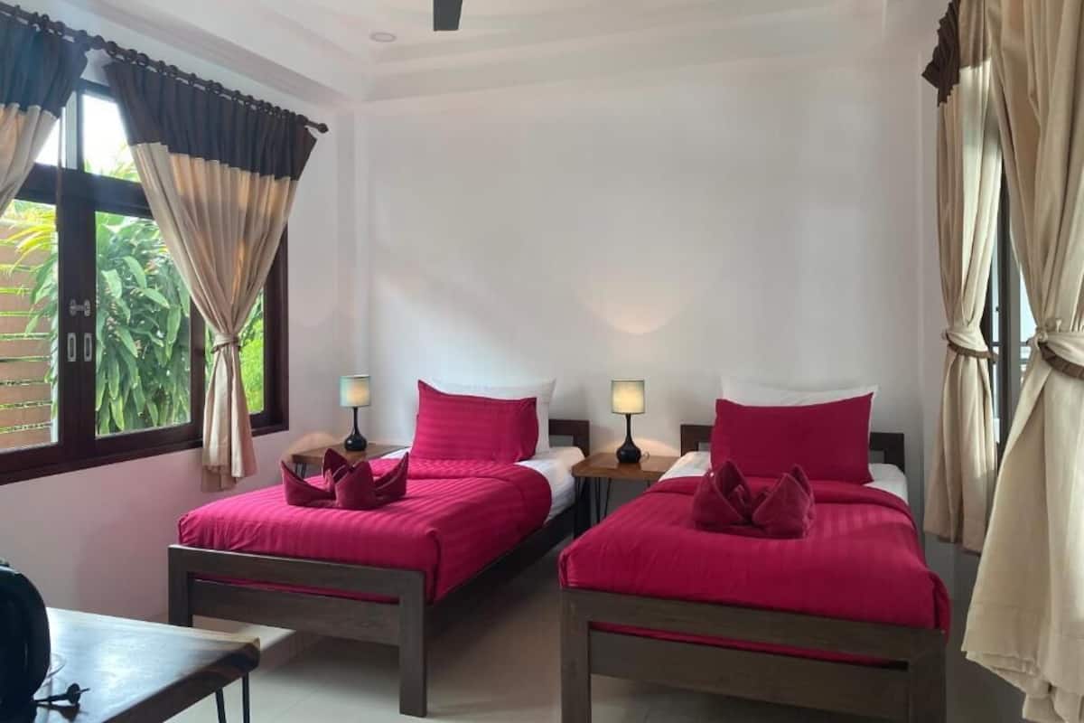 1 kamar tidur, minibar, dan didekorasi berbeda-beda