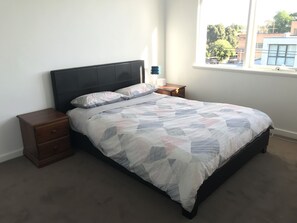 2 bedrooms, iron/ironing board, bed sheets - Great spacious apartment in a perfect location (St Kilda East)
