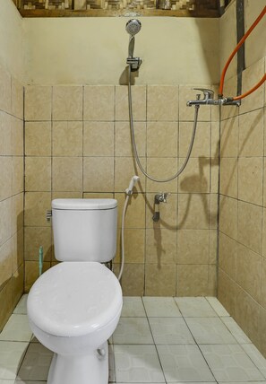 Double Room | Bathroom | Shower, rainfall showerhead, towels, toilet paper