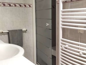 Bathroom - Comfortable 3-Room Apartment with Parking in Font-Romeu (Font-Romeu-Odeillo-Via)