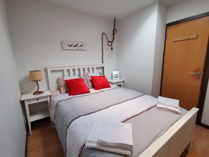 2 chambres, chambres insonorisées, fer et planche à repasser