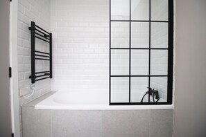 Comfort House | Bathroom - Harlequin Gardens by Tŷ SA-5 BR House (Cardiff)