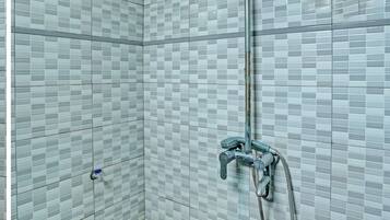 Deluxe Double Room | Bathroom | Shower, rainfall showerhead, towels, toilet paper