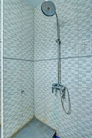 Deluxe tweepersoonskamer | Badkamer | Een douche, een regendouche, handdoeken, toiletpapier