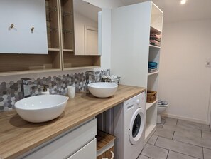 Towels - Charming Charente Home: Heated Pool, Private Garden, and Modern Amenities (Aunac-sur-Charente)