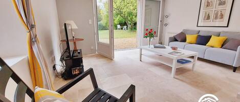 Televisio, DVD-soitin, pöytätennispöytä