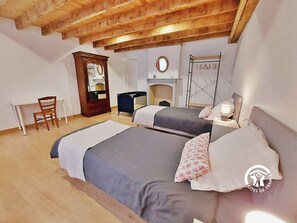 4 soverom, skrivebord og wi-fi (inkludert)