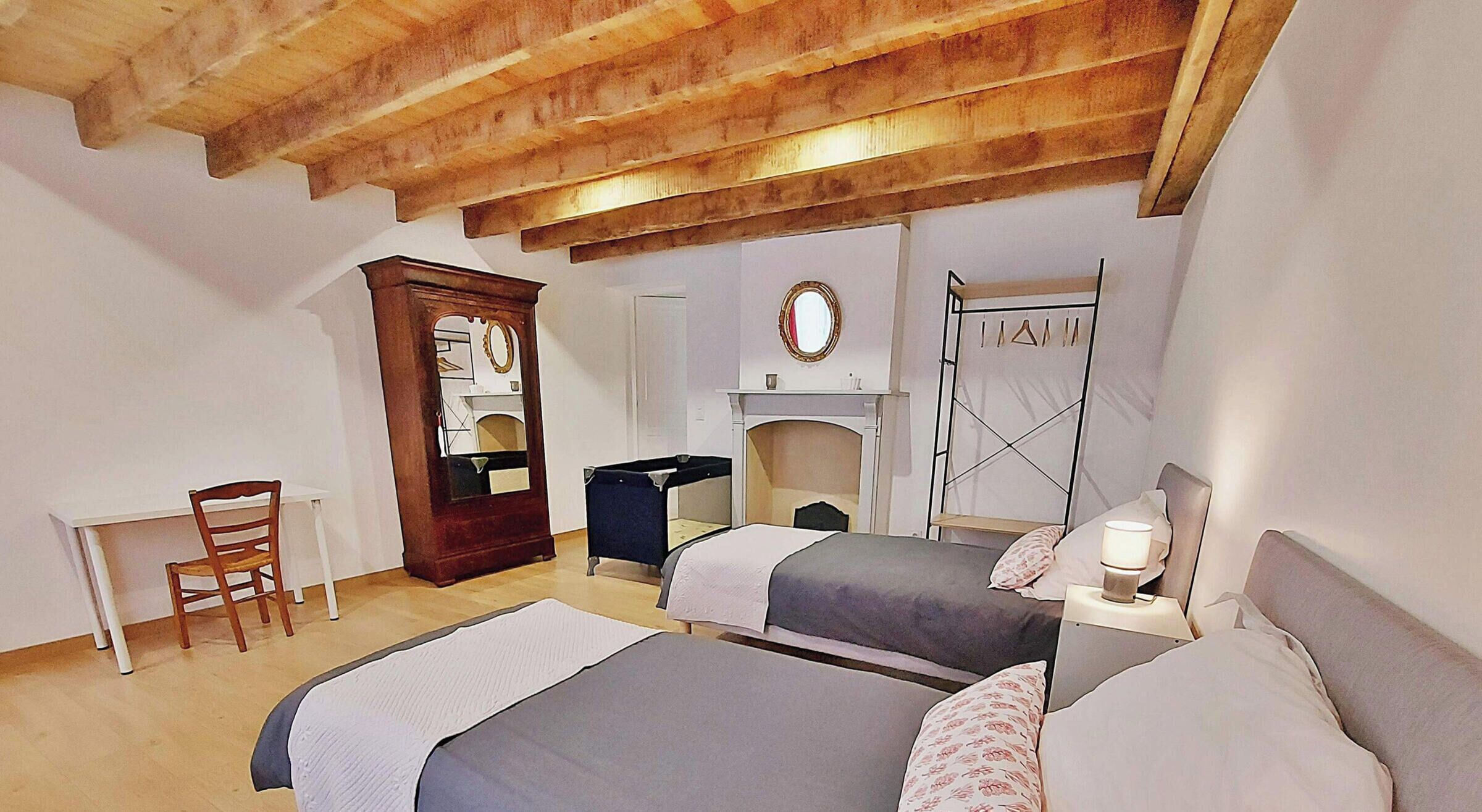 4 slaapkamers, een bureau, gratis wifi, beddengoed