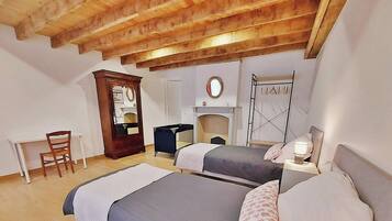 4 slaapkamers, een bureau, gratis wifi, beddengoed