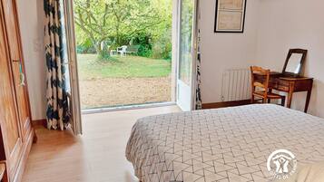 4 bedrooms, desk, free WiFi