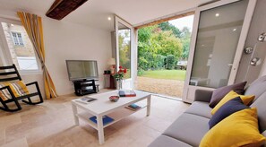 TV, DVD player, table tennis - Family Retreat with Garden, Near Leisure Activities (Saint-Poix)