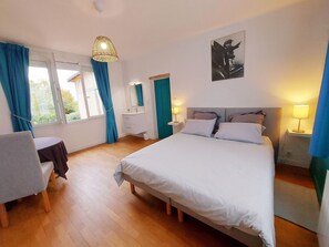 4 dormitoris, escriptori, wifi gratuïta i roba de llit 