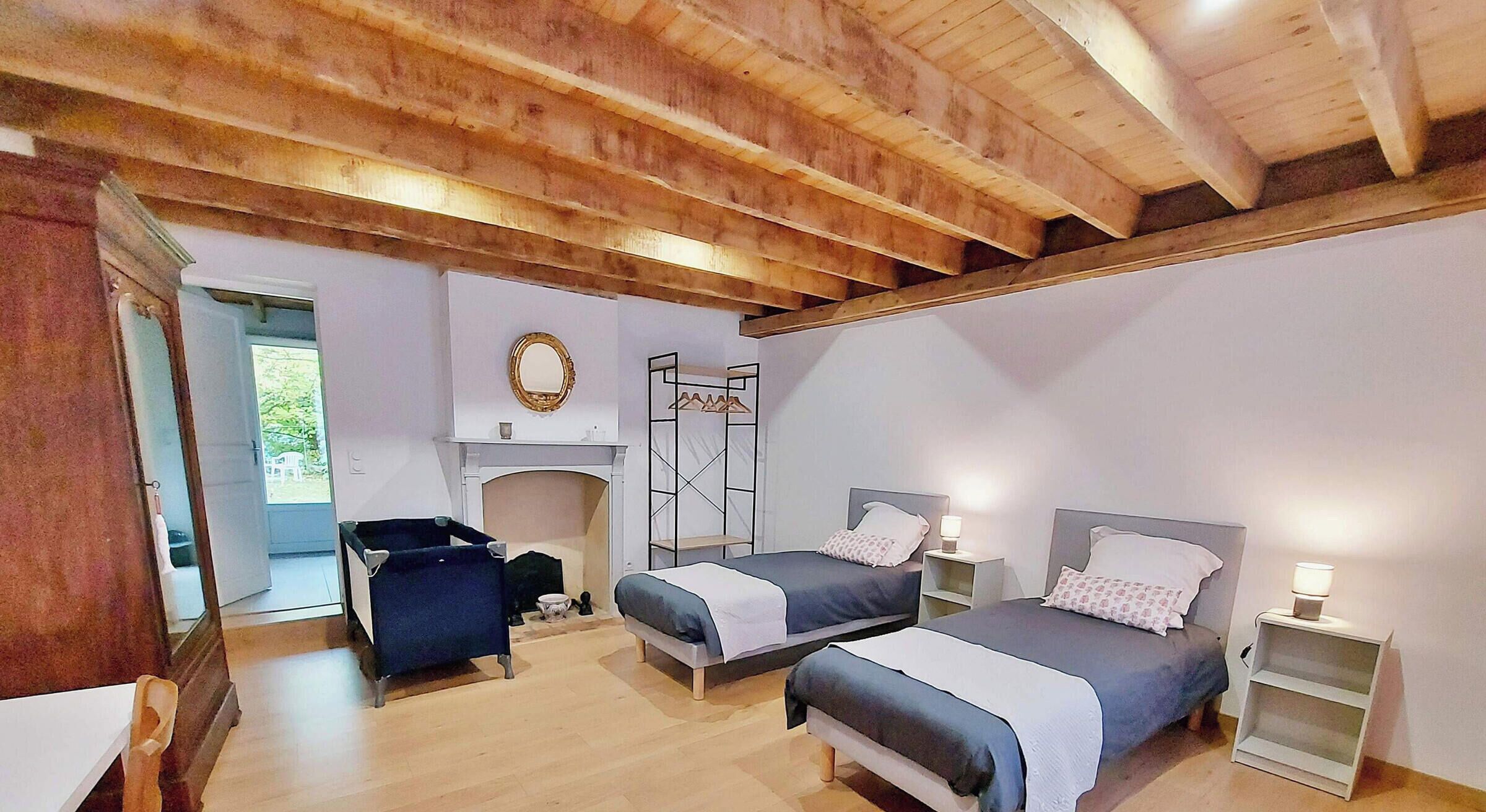 4 bedrooms, desk, free WiFi, bed sheets