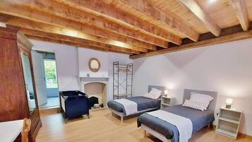 4 bedrooms, desk, free WiFi, bed sheets