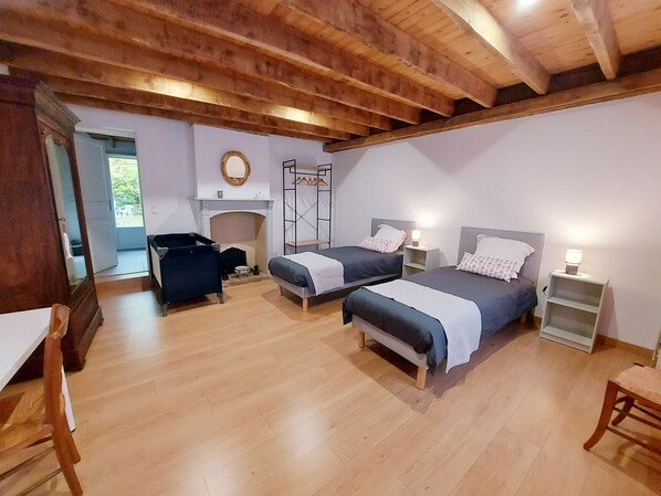 4 slaapkamers, een bureau, gratis wifi, beddengoed