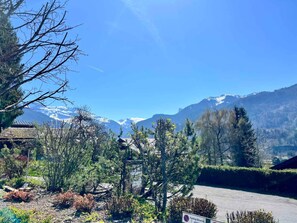 A mountainous landscape with a clear sky. - Super Duplex 90m² in Samoëns with Balcony and Garage (Samoëns)