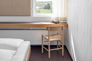 Economy Double Room, Ensuite | Hypo-allergenic bedding, desk, laptop workspace, iron/ironing board - Højhuset Kulturhotel (Herning)