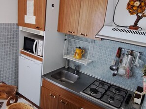 Réfrigérateur, micro-ondes, cafetière/bouilloire