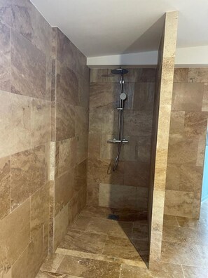 Chuveiro, secador de cabelo, toalhas de banho, sabonete