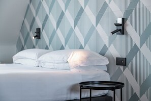 1 chambre, fer et planche à repasser, lit de bébé portatif