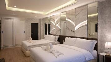 Suite With King Bed | Desk, soundproofing, free WiFi, bed sheets