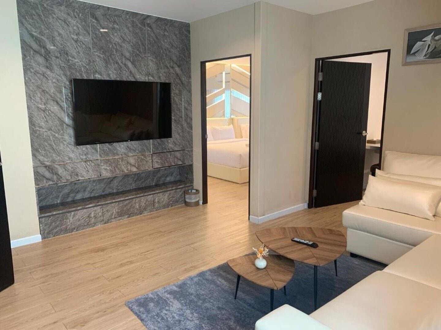 2 Bedrooms Family Suite | 起居區 | 智慧型電視