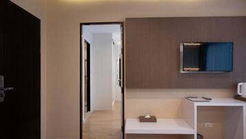 Deluxe Family Suite | Desk, soundproofing, free WiFi, bed sheets