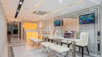 Área de estar no saguão