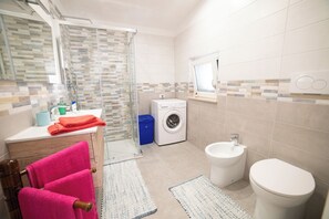 Shower, bidet, towels