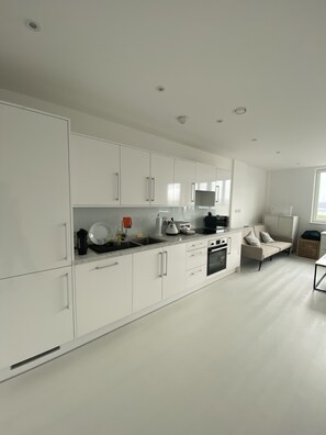 Fridge, oven, dining tables - Premium 1 Bedroom Apartment in London - River Thames View (London)
