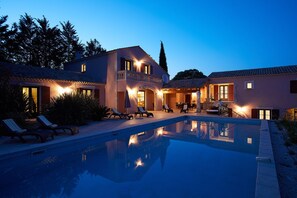 Outdoor pool - Villa Rose - A spacious luxury villa,  private pool & garden,10 min walk to Uzes (Uzès)