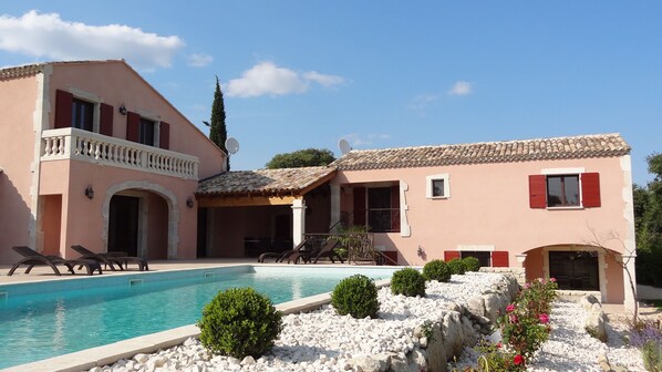 Outdoor pool - Villa Rose - A spacious luxury villa,  private pool & garden,10 min walk to Uzes (Uzès)