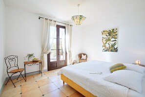 5 bedrooms, in-room safe, desk, iron/ironing board - Villa Rose - A spacious luxury villa,  private pool & garden,10 min walk to Uzes (Uzès)