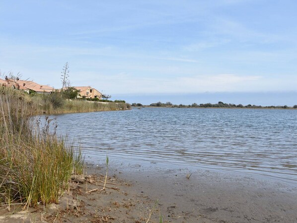 Beach - Cozy Studio Mezzanine with A/C, BBQ, Near Beach & Shops - Sleeps 4, Gruissan (Gruissan)