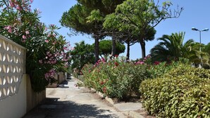 Property grounds - Cozy Studio Mezzanine with A/C, BBQ, Near Beach & Shops - Sleeps 4, Gruissan (Gruissan)