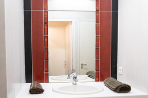 Douche, sĂšche-cheveux, serviettes fournies