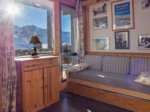 TV - Ski-In/Ski-Out Apartment in Val Thorens - Sleeps 5, South-Facing Balcony, Renovated (Val Thorens)