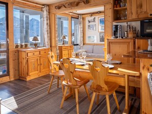 Dining - Ski-In/Ski-Out Apartment in Val Thorens - Sleeps 5, South-Facing Balcony, Renovated (Val Thorens)