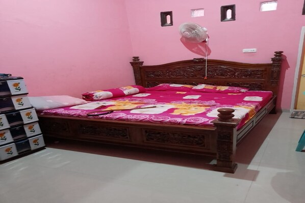 Desk, free WiFi, bed sheets