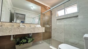 Comfort-Doppelzimmer | Badezimmer | Kostenlose Toilettenartikel, Handtücher, Seife, Shampoo