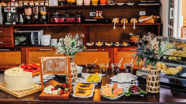 Un bufé con diferentes opciones de comida y una estación de café.
