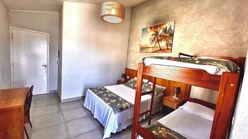 Habitación cuádruple superior | Wifi gratis y ropa de cama