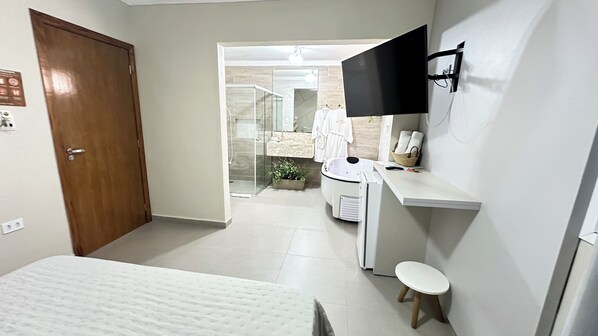 Un baño moderno con bañera, inodoro, lavabo y zona de ducha.