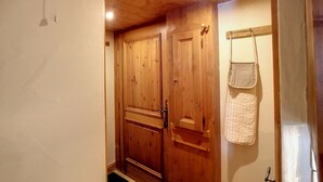 Une porte en bois avec une serviette suspendue à un porte-serviettes.