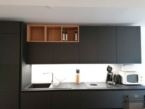 冷蔵庫、電子レンジ、オーブン、コンロ