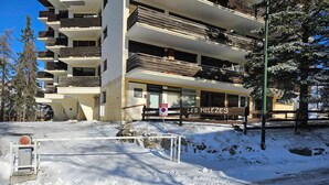 A multi-story building with a sign reading "LES MELEZES". - Beautiful 3-room apt, renovated, central, facing slopes, 6 pers., balcony, parking (Pra-Loup)