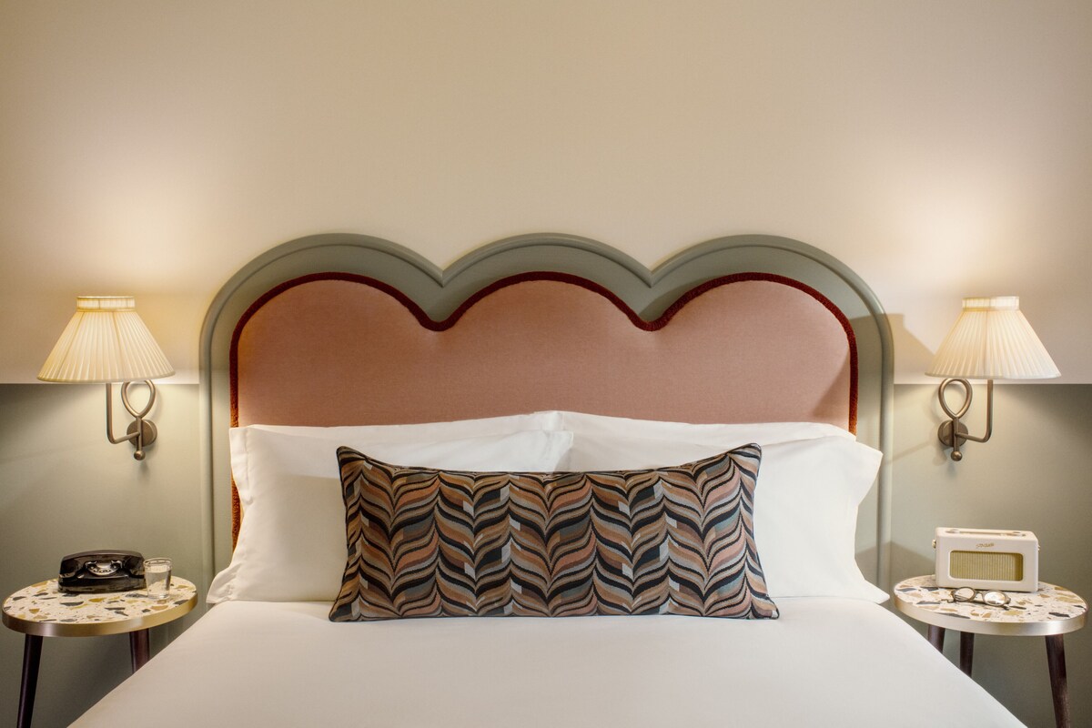 WiFi (free), bed sheets